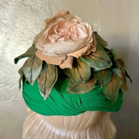 LILLY DACHE VINTAGE STRUCTURED TURBAN IN GREEN SILK WITH FABRIC LEAVES AND ROSE Chapeau by Dache! I can main image 2